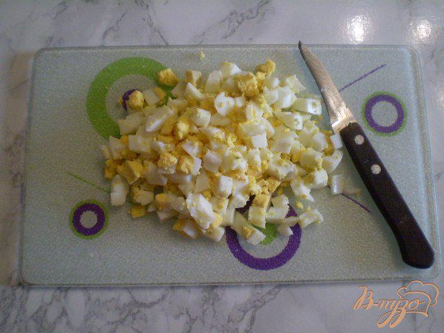 Фото приготовление рецепта: Салат с толстолобиком и горошком шаг №2