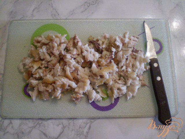 Фото приготовление рецепта: Салат с толстолобиком и горошком шаг №4