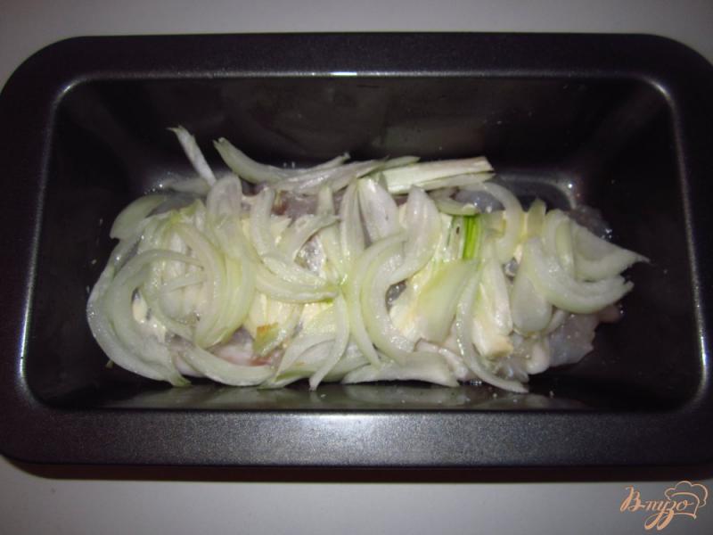 Фото приготовление рецепта: Пангасиус с киви под сыром шаг №4