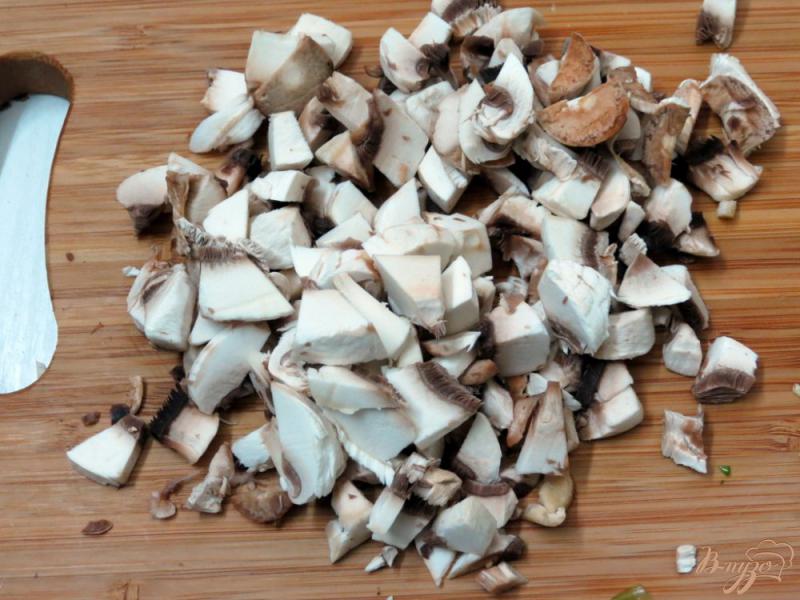 Фото приготовление рецепта: Карп фаршированный черемшой, луком и грибами шаг №5