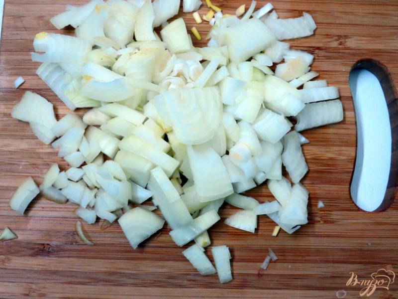 Фото приготовление рецепта: Карп фаршированный черемшой, луком и грибами шаг №1