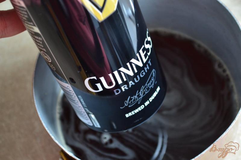 Фото приготовление рецепта: Шоколадный пирог с темным пивом Guinness шаг №1