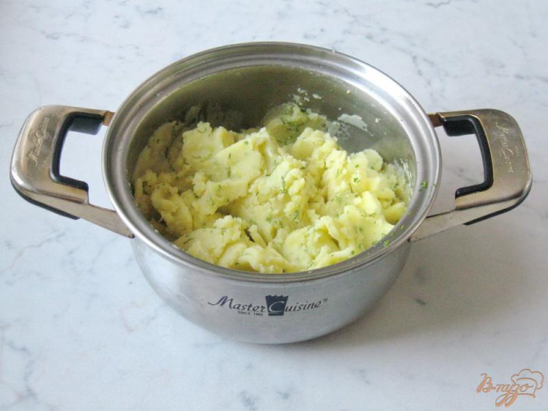 Фото приготовление рецепта: Картофельные котлеты с грибами и луком шаг №5