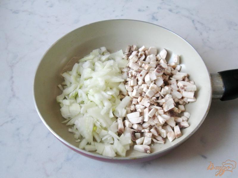 Фото приготовление рецепта: Картофельные котлеты с грибами и луком шаг №4