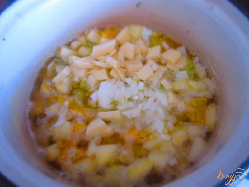 Фото приготовление рецепта: Крем суп с тыквы и яблок шаг №3
