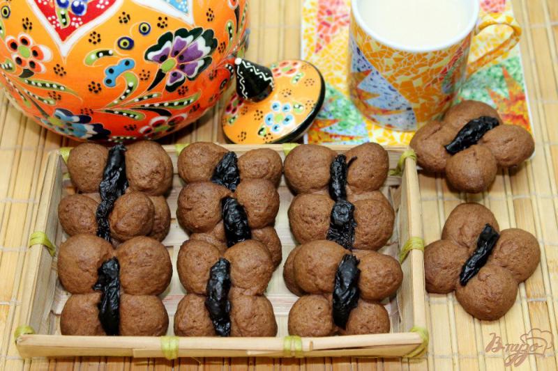 Фото приготовление рецепта: Шоколадное печенье с черносливом шаг №8