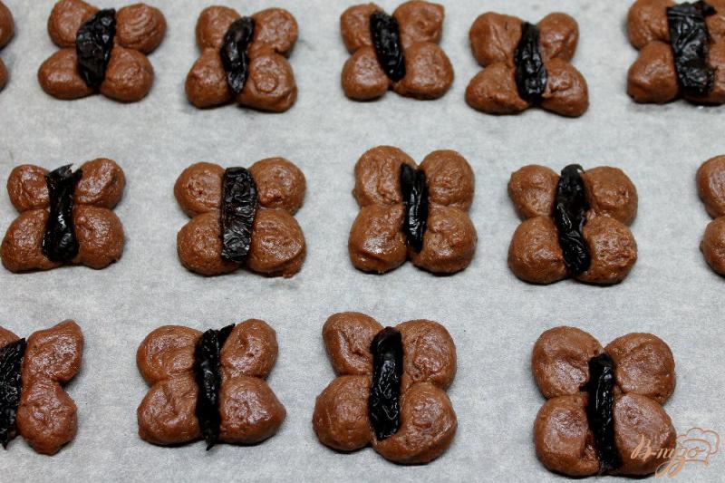 Фото приготовление рецепта: Шоколадное печенье с черносливом шаг №6