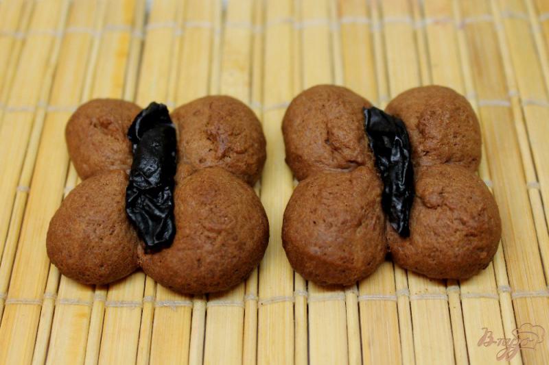 Фото приготовление рецепта: Шоколадное печенье с черносливом шаг №7