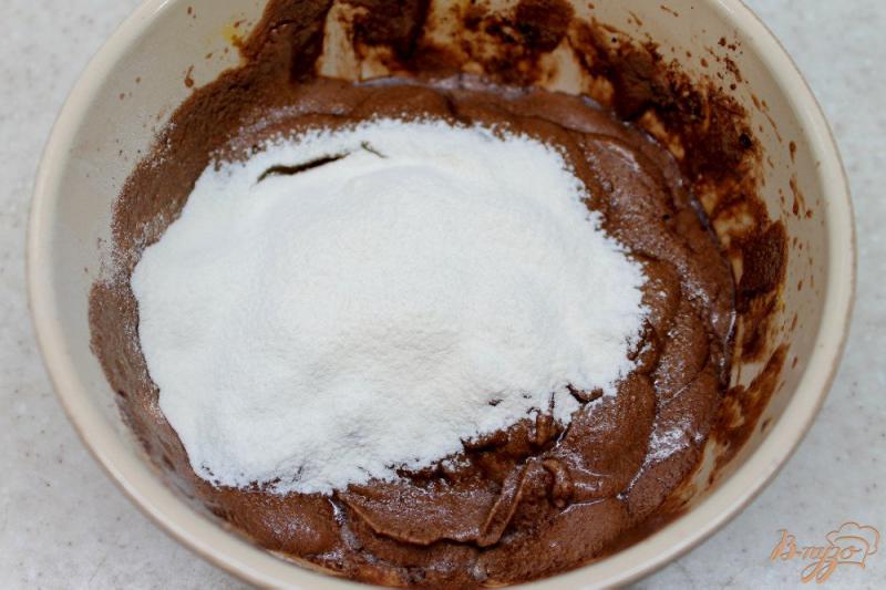 Фото приготовление рецепта: Шоколадное печенье с черносливом шаг №3