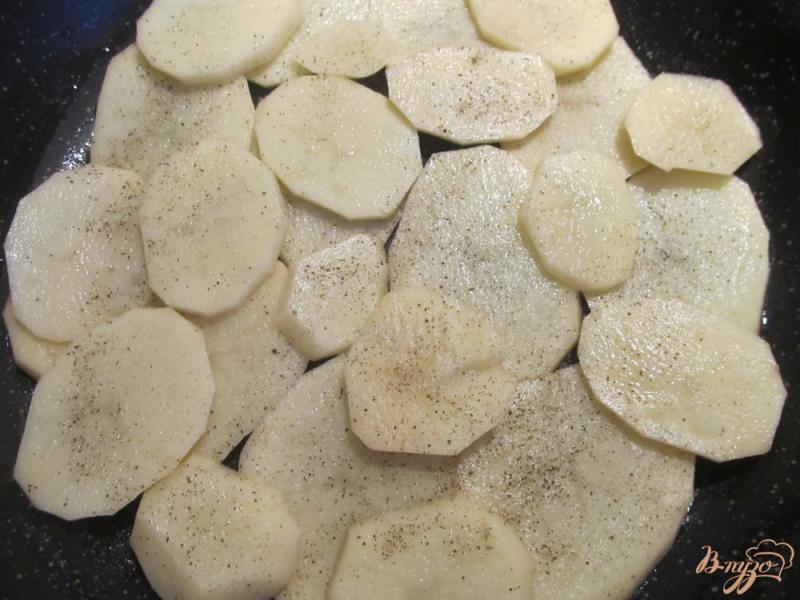 Фото приготовление рецепта: Тушеная картошка с капустой в подливке шаг №3