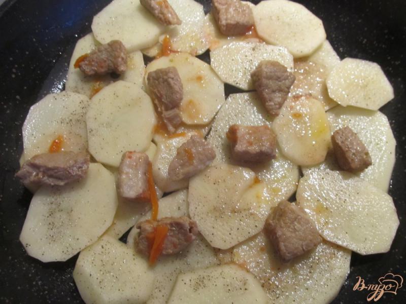 Фото приготовление рецепта: Тушеная картошка с капустой в подливке шаг №4