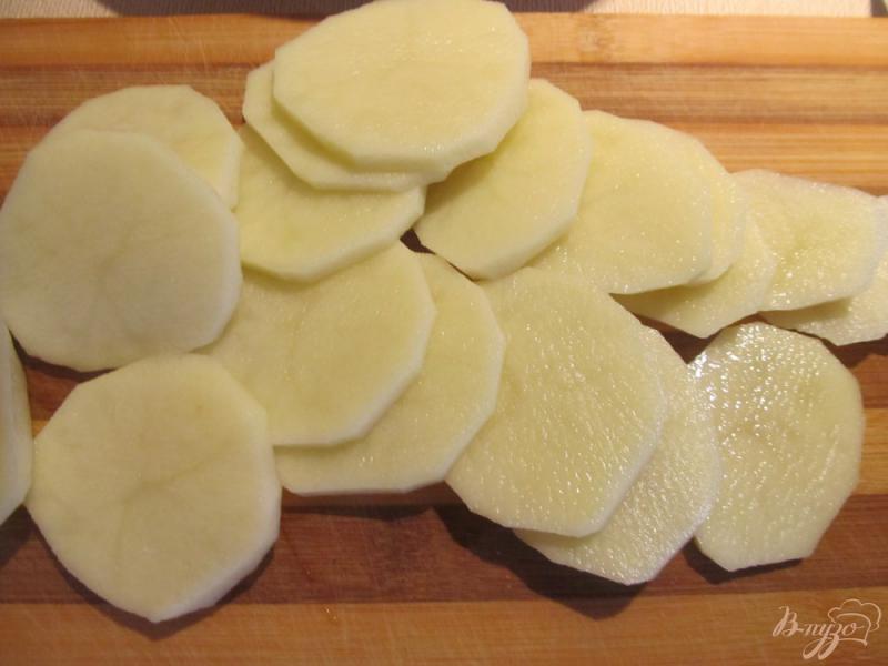 Фото приготовление рецепта: Тушеная картошка с капустой в подливке шаг №1