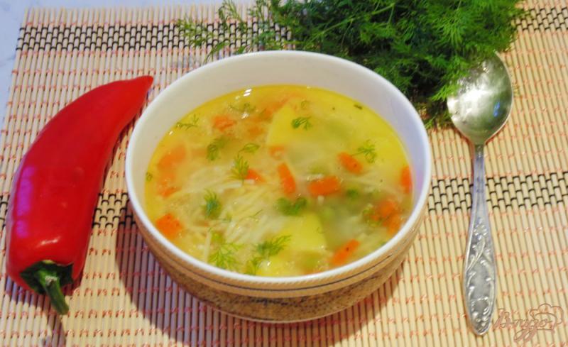 Фото приготовление рецепта: Куриный суп с вермишелью и зеленым горошком шаг №8