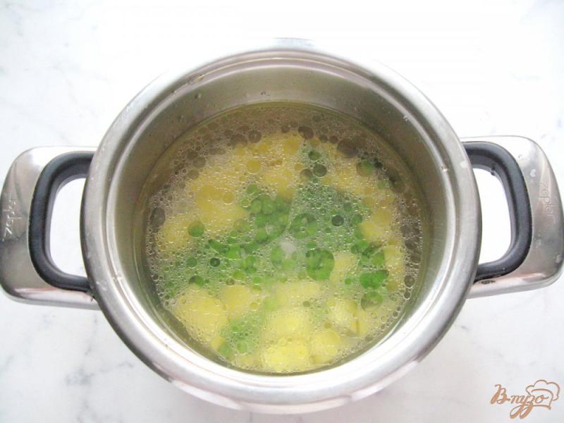 Фото приготовление рецепта: Куриный суп с вермишелью и зеленым горошком шаг №4