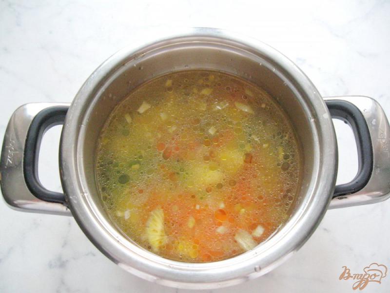 Фото приготовление рецепта: Куриный суп с вермишелью и зеленым горошком шаг №6