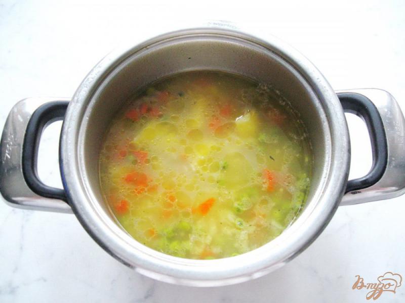 Фото приготовление рецепта: Куриный суп с вермишелью и зеленым горошком шаг №7