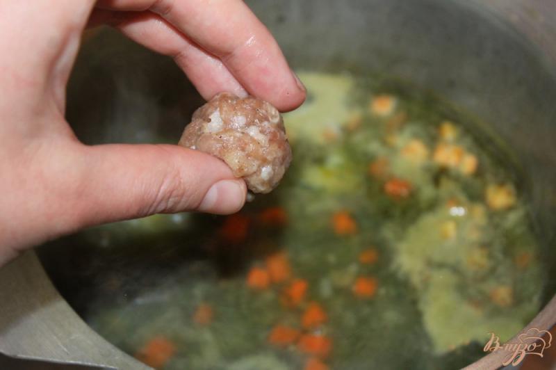 Фото приготовление рецепта: Шпинатный суп с фрикадельками шаг №7