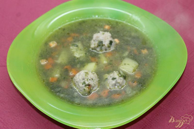 Фото приготовление рецепта: Шпинатный суп с фрикадельками шаг №8