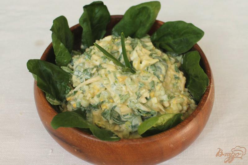 Фото приготовление рецепта: Салат с черемшой и шпинатом шаг №6