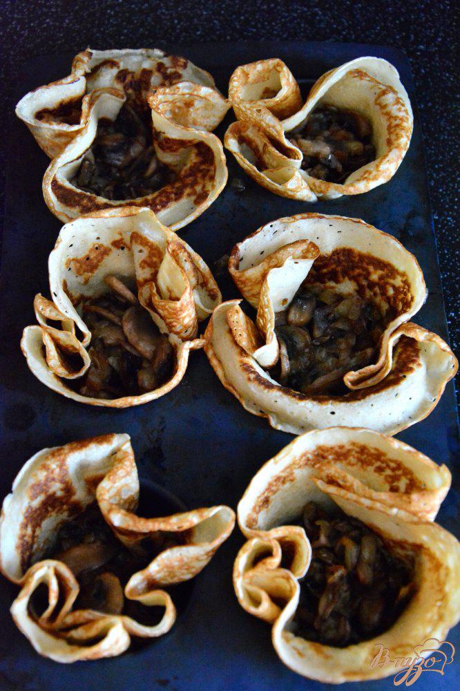 Фото приготовление рецепта: Корзиночки из блинов с грибной начинкой шаг №6