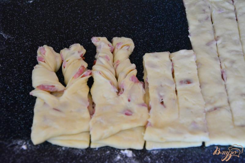 Фото приготовление рецепта: Твисты с салями и брынзой шаг №6