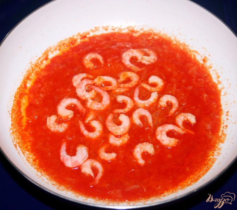 Фото приготовление рецепта: Домашняя паста орекьетте в томатном соусе с креветками шаг №12