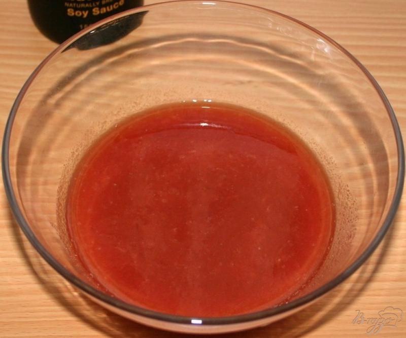 Фото приготовление рецепта: Камбала, запеченная в соевом томатно-луковом соусе с картофельным пюре на гарнир шаг №2