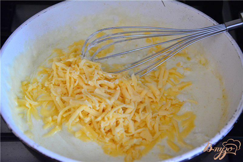 Фото приготовление рецепта: Запеченные блины с жульеном под сливочным соусом шаг №7