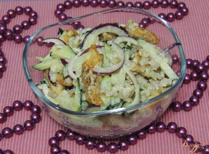 Фото приготовление рецепта: Салат с перловой крупой и курицей шаг №5