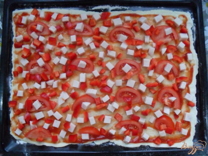 Фото приготовление рецепта: Пицца на слоенном тесте шаг №4
