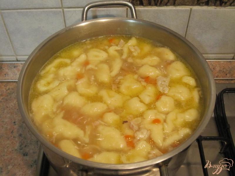Фото приготовление рецепта: Куриный суп с клецками шаг №9
