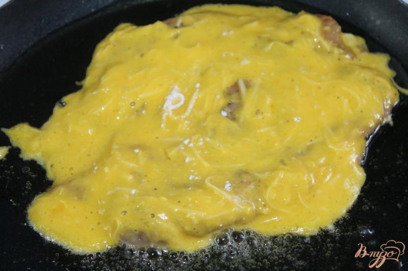 Фото приготовление рецепта: Куриная отбивная в сырной панировке с грибами шаг №5