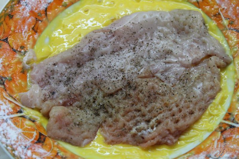 Фото приготовление рецепта: Куриная отбивная в сырной панировке с грибами шаг №4