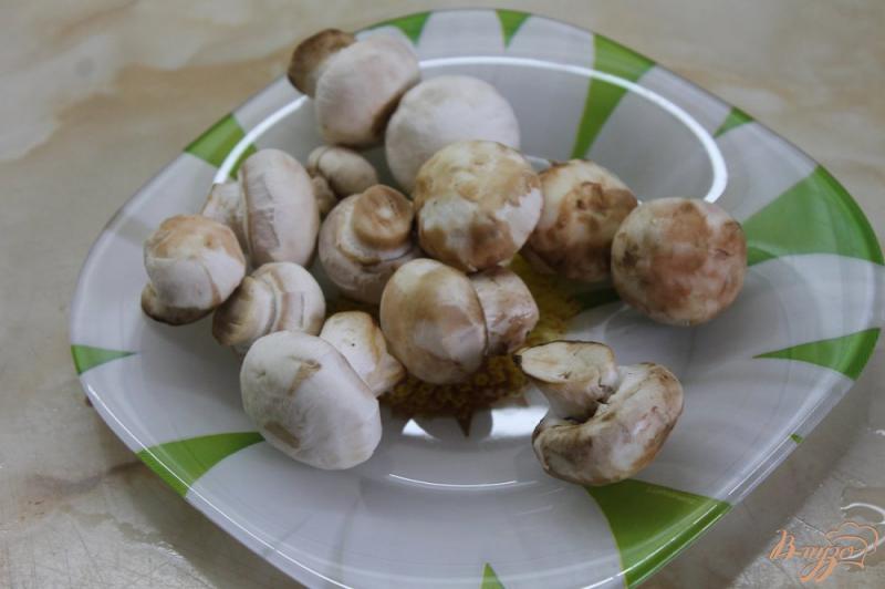 Фото приготовление рецепта: Запеченный карась с грибами шаг №2