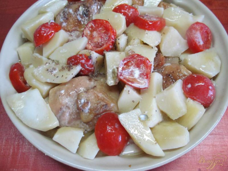 Фото приготовление рецепта: Куриные бедра с помидором и картофелем в сметанном соусе шаг №10