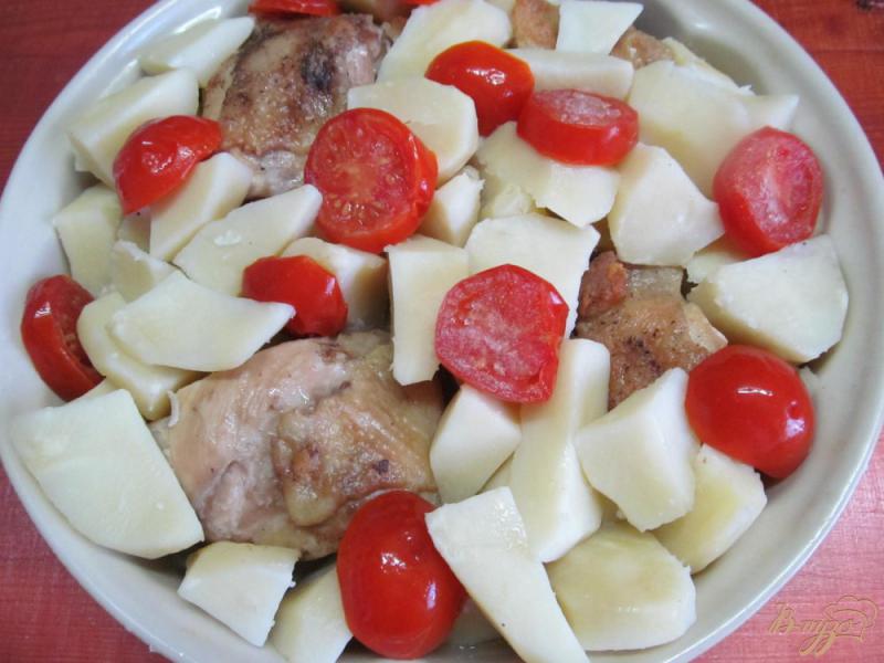 Фото приготовление рецепта: Куриные бедра с помидором и картофелем в сметанном соусе шаг №8