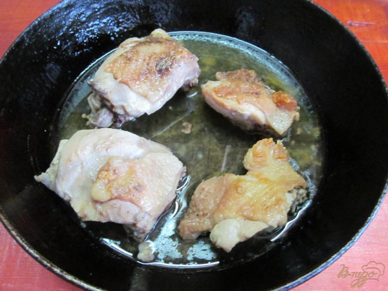 Фото приготовление рецепта: Куриные бедра с помидором и картофелем в сметанном соусе шаг №4
