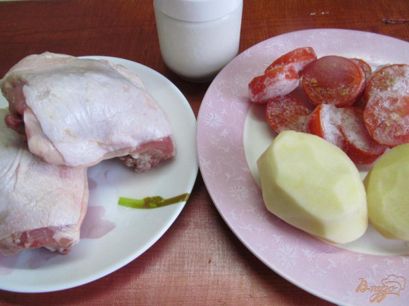 Фото приготовление рецепта: Куриные бедра с помидором и картофелем в сметанном соусе шаг №1