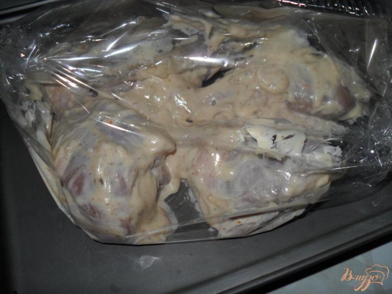 Фото приготовление рецепта: Куриные голени в майонезе шаг №4