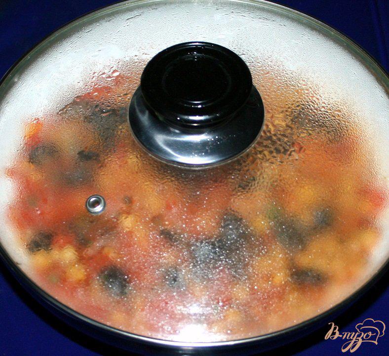 Фото приготовление рецепта: Домашняя паста с нутом и маслинами шаг №15
