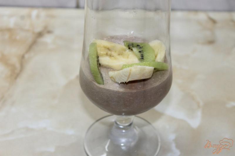 Фото приготовление рецепта: Шоколадно - творожный десерт с фруктами шаг №7