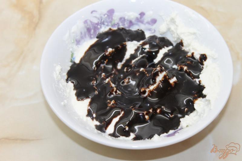 Фото приготовление рецепта: Шоколадно - творожный десерт с фруктами шаг №6