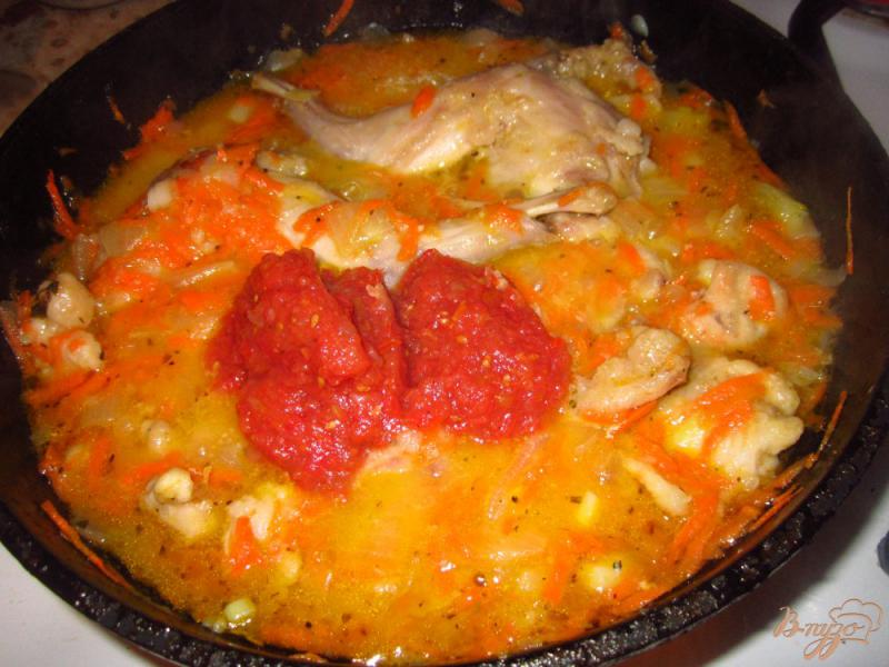 Фото приготовление рецепта: Кролик тешенный в томатном соусе шаг №6