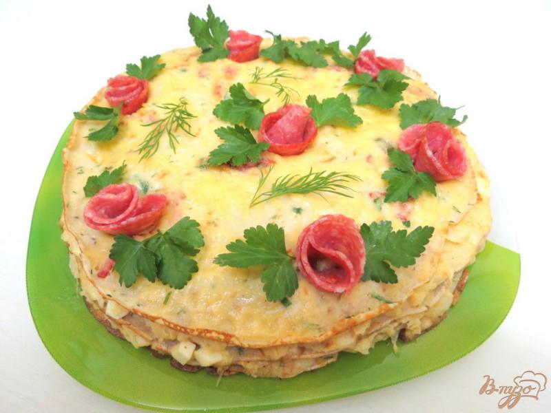 Фото приготовление рецепта: Блинный пирог с капустой и салями шаг №15