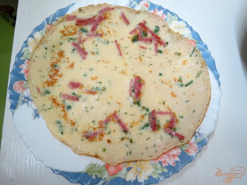 Фото приготовление рецепта: Блинный пирог с капустой и салями шаг №8