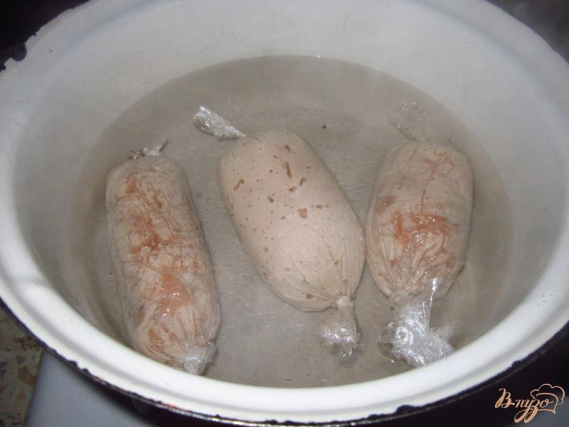 Фото приготовление рецепта: Вареная куриная колбаса шаг №4
