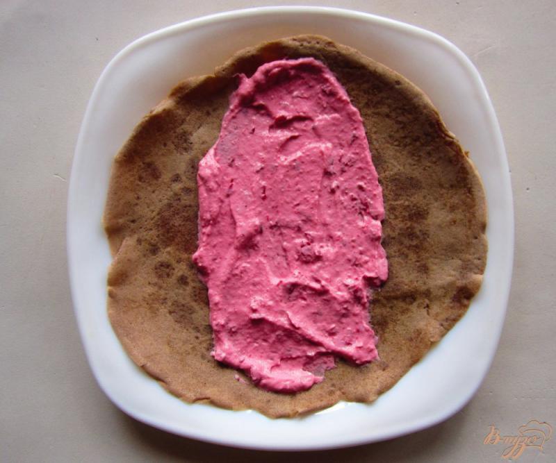 Фото приготовление рецепта: Шоколадные блинчики- конфеты с творожно-вишневой начинкой шаг №6