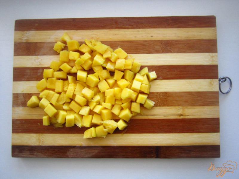 Фото приготовление рецепта: Блинный торт с манго и сметанным кремом шаг №4
