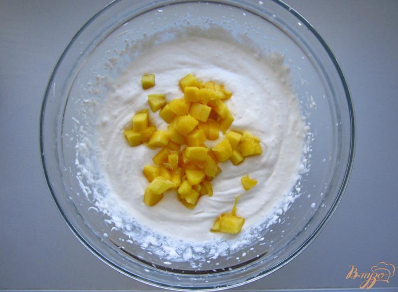 Фото приготовление рецепта: Блинный торт с манго и сметанным кремом шаг №5