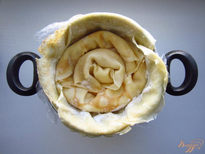 Фото приготовление рецепта: Блинный торт с манго и сметанным кремом шаг №7